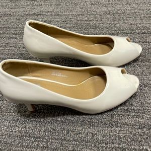 White, open toe shoe, 1 inch heel